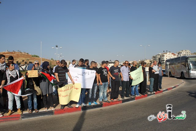 شابة من كفربرا تقود الشباب القسماوي في الوقفة الاحتجاجية وتصرخ غضبا 